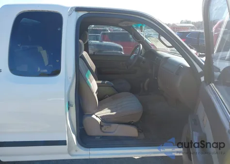 1999 Toyota Tacoma z USA, uszkodzony, nr VIN 4TAWN72N1XZ415875